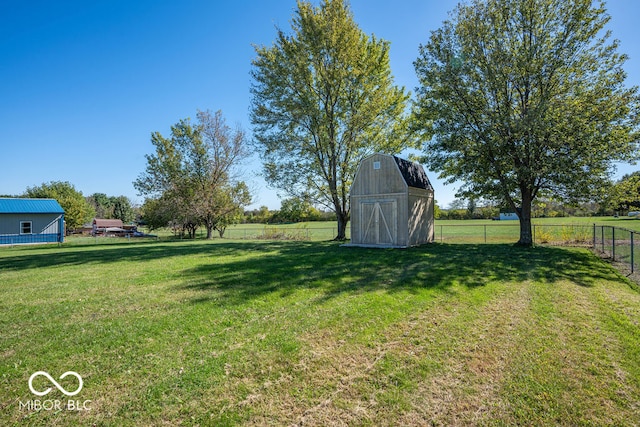 view of yard featuring a storage unit