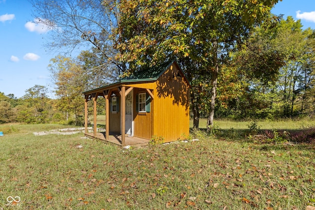 view of outdoor structure with a yard