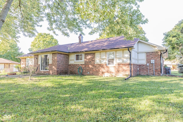 view of side of property featuring a lawn