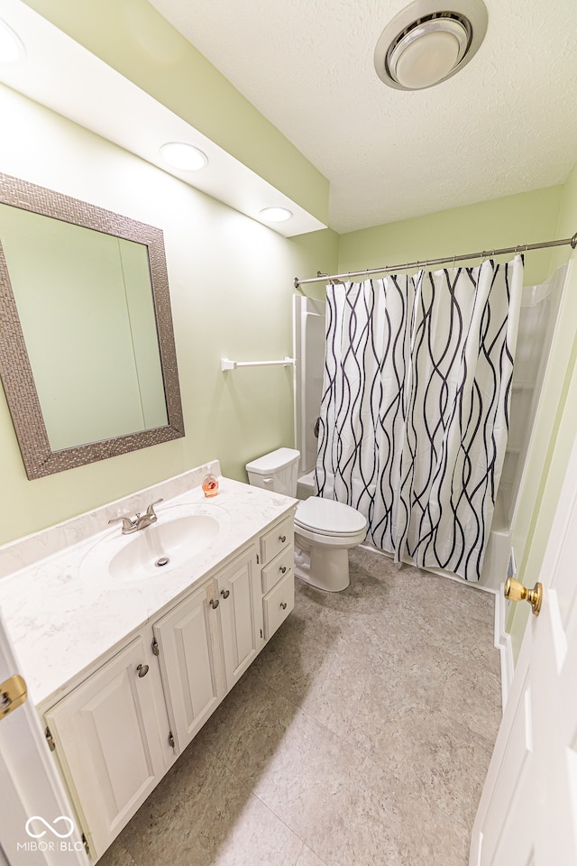 full bathroom featuring toilet, shower / tub combo, vanity, and a textured ceiling