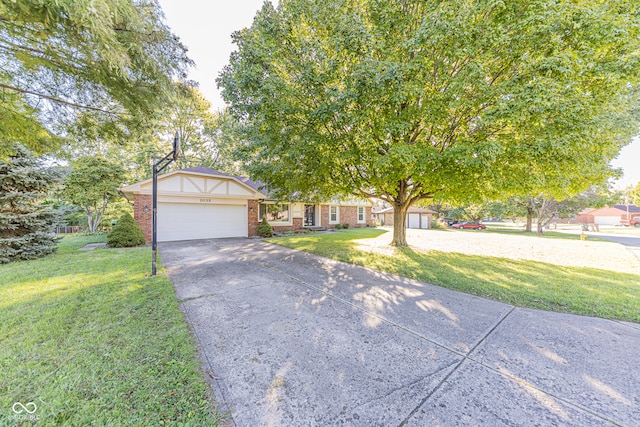 view of front of property featuring a front lawn and a garage