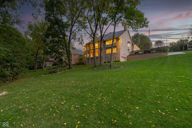 view of yard at dusk