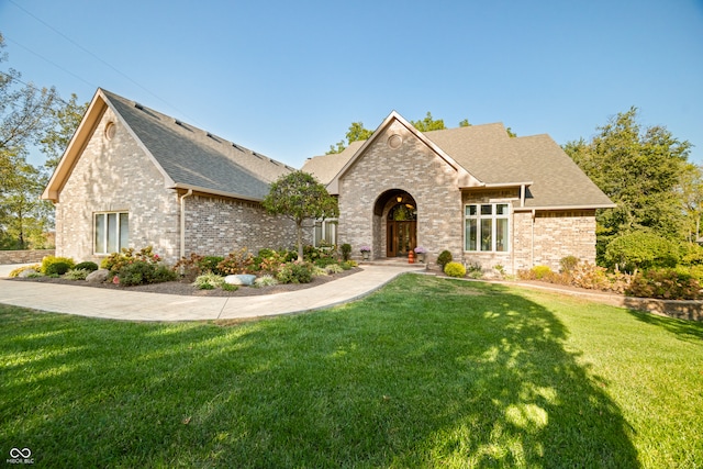 view of front of property featuring a front lawn