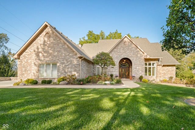 view of front facade with a front yard