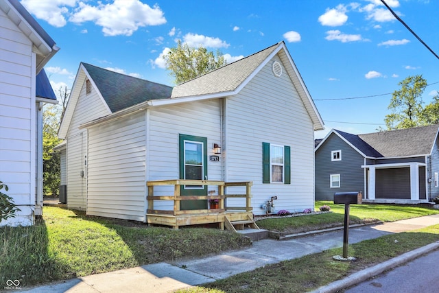 view of front facade featuring a front yard