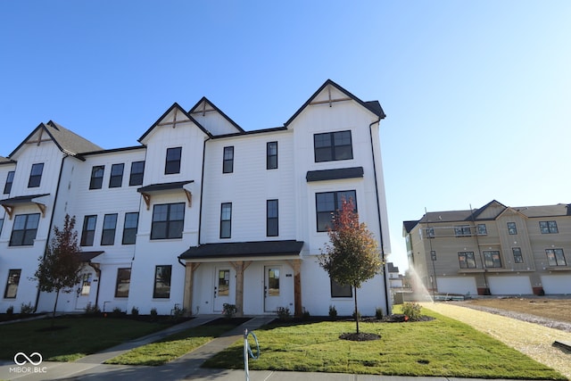 view of front of home with a front lawn