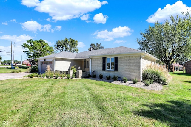 ranch-style house featuring a front yard