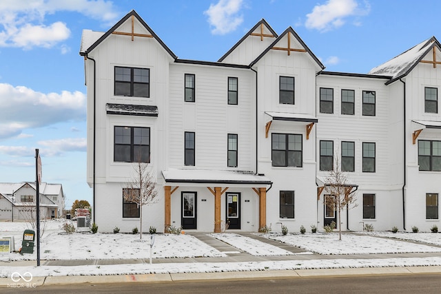 view of modern farmhouse style home