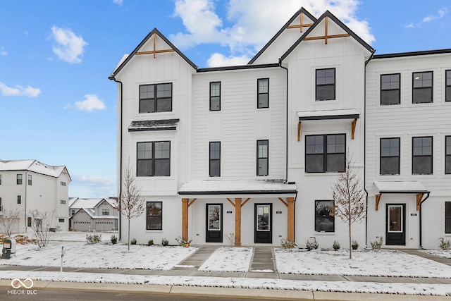 view of modern farmhouse style home