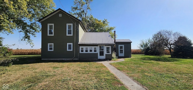 view of front of property featuring a front yard