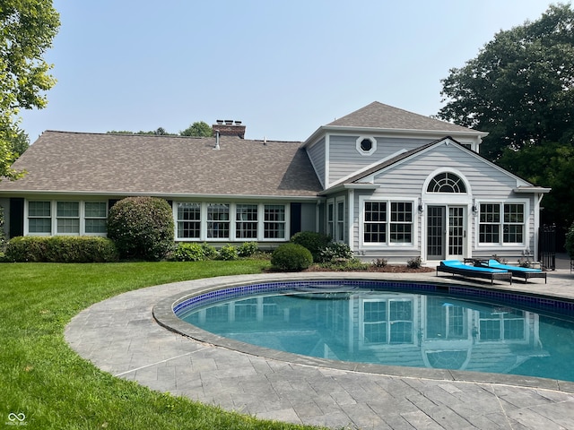 view of swimming pool featuring a yard