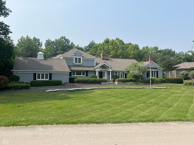 view of front facade with a front lawn