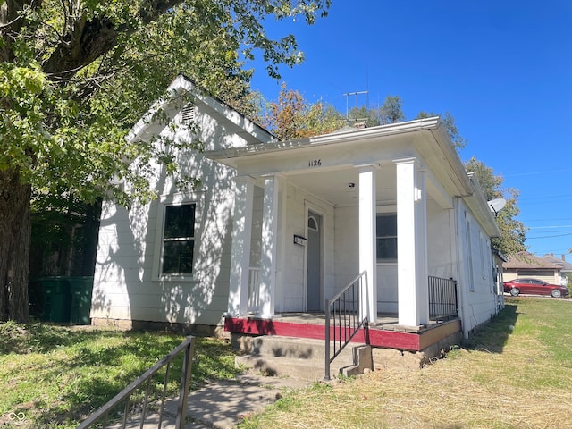 view of front of home with a front lawn