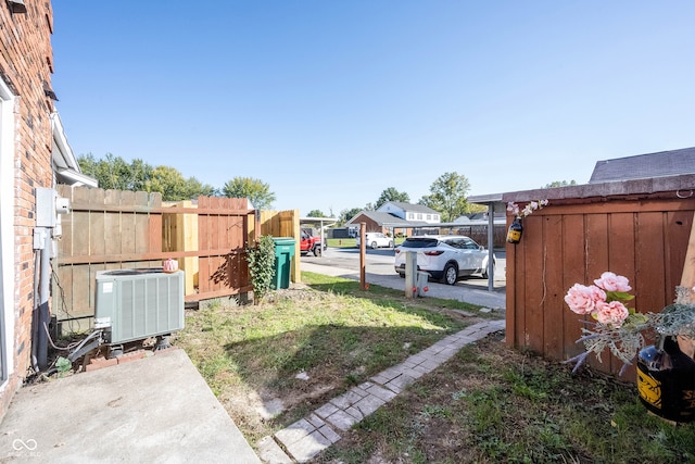 view of yard featuring central AC unit