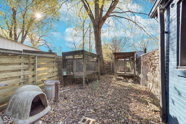 view of yard featuring an outdoor structure