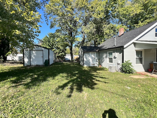 view of yard featuring a storage unit