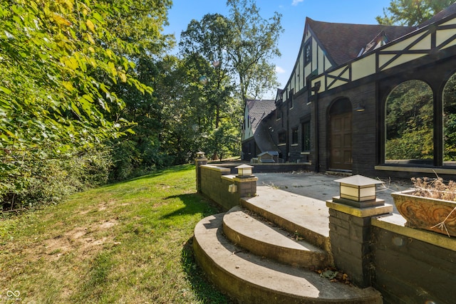 view of yard featuring a patio