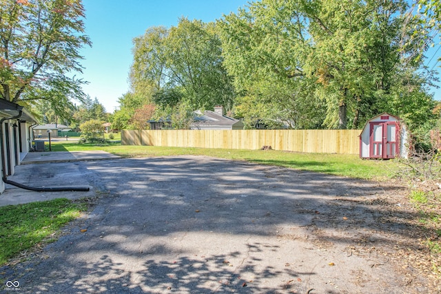 view of yard with a storage shed