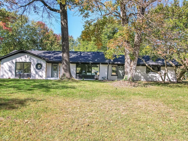 ranch-style home featuring a front yard