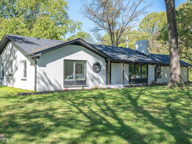 view of front of house featuring a front lawn