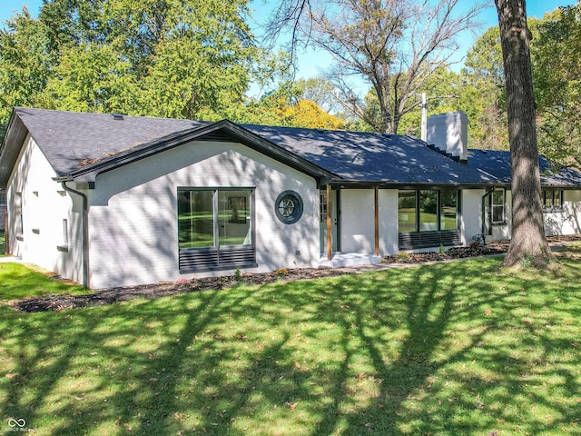 single story home with a front lawn