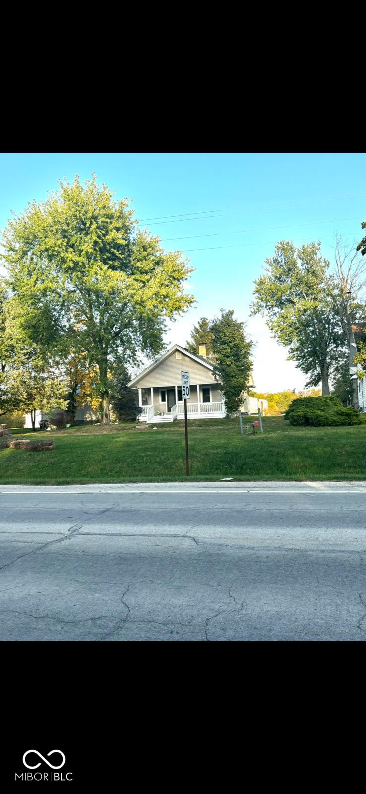 view of front of property featuring a front yard