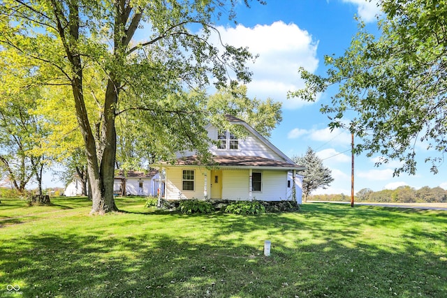 view of front facade featuring a front yard