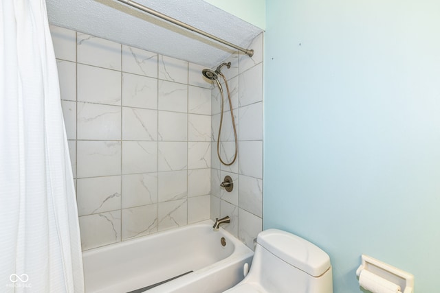 bathroom with toilet, a textured ceiling, and shower / bath combo