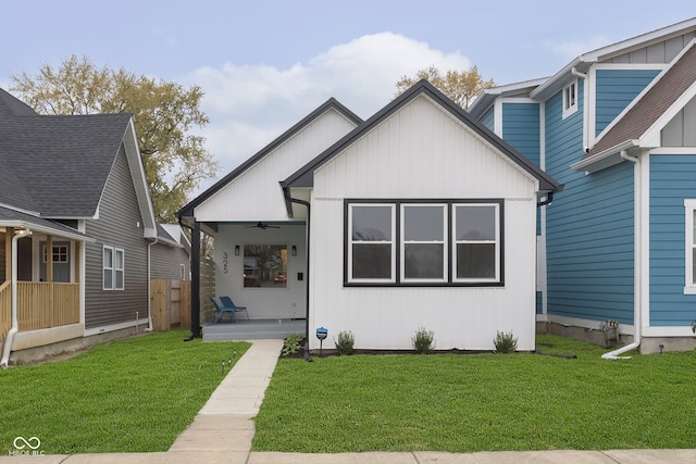 view of front facade featuring ceiling fan and a front lawn