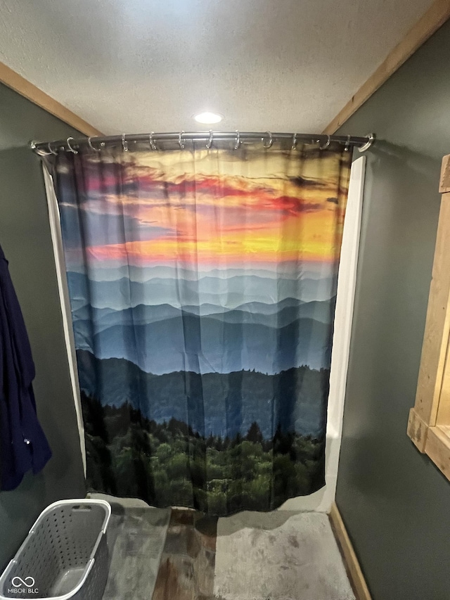 bathroom featuring a shower with shower curtain