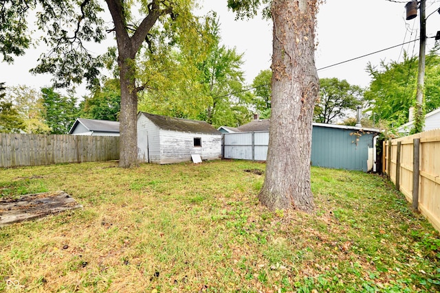 view of yard with a storage shed