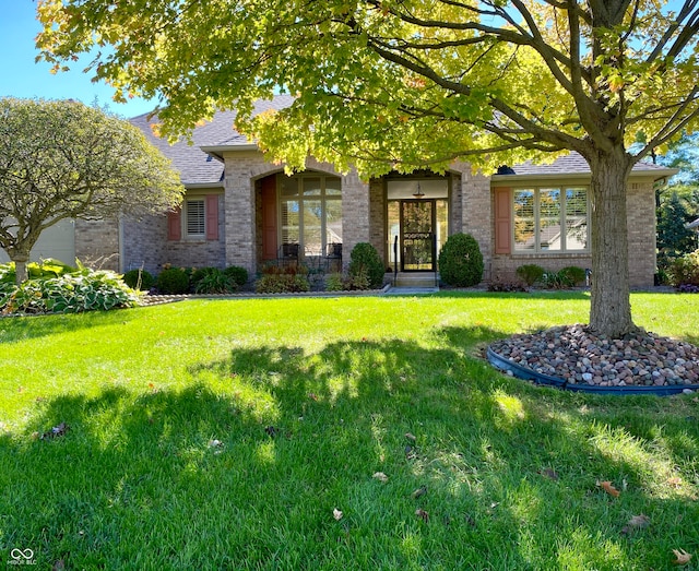 view of front of home featuring a front yard