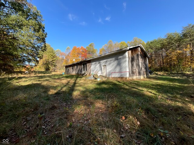 view of side of property featuring a lawn