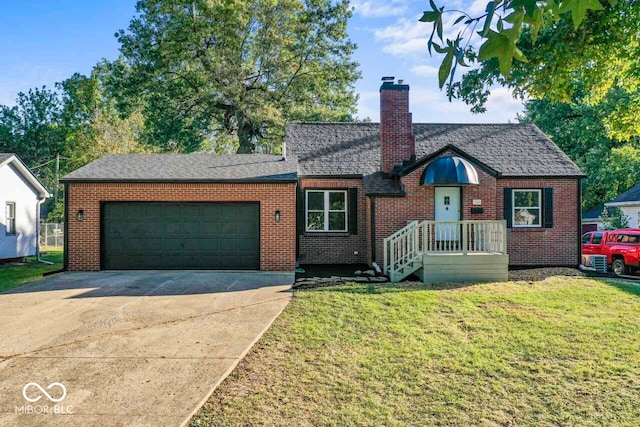 view of front of property featuring a front yard and a garage