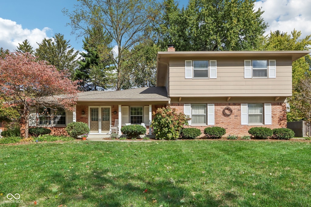 view of front of house featuring a front lawn