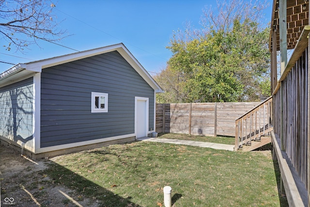 view of yard with an outdoor structure