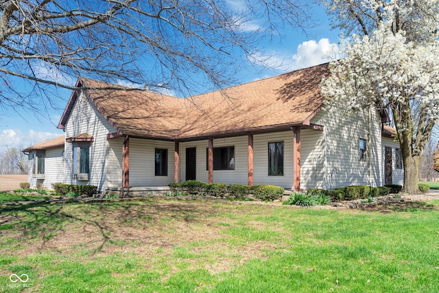 2831 S Hixon Rd S, Montezuma, IN 47862 - view of front of property featuring a front yard, covered porch, and a shingled roof