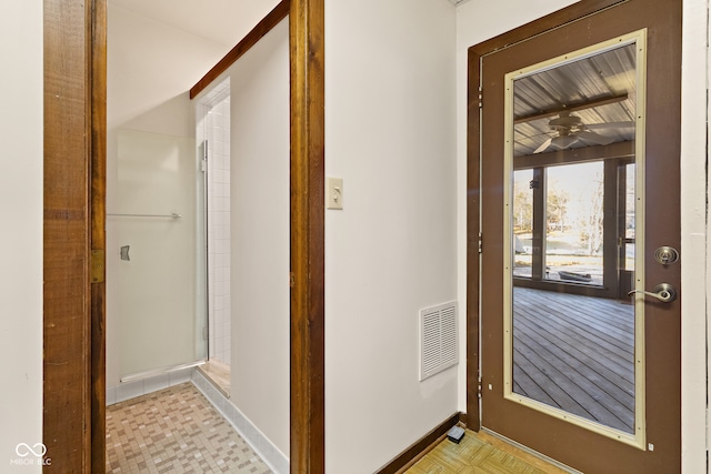 doorway featuring ceiling fan