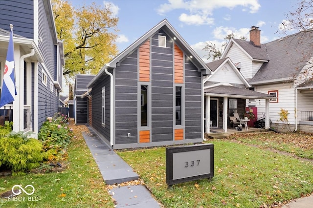 view of front of house featuring a patio and a front yard