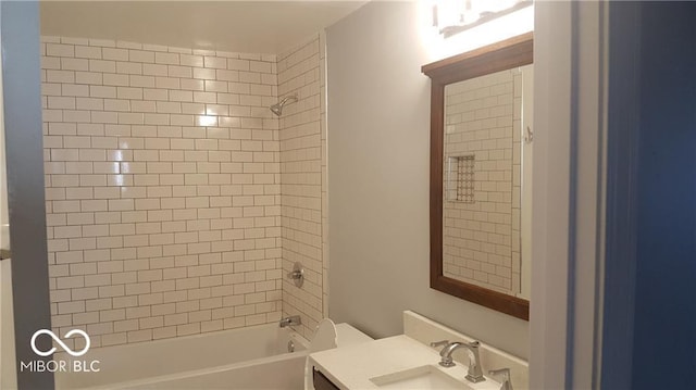 bathroom with vanity and tiled shower / bath