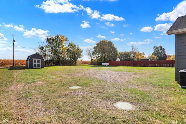 view of yard with a shed