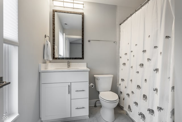 bathroom with a shower with curtain, vanity, and toilet