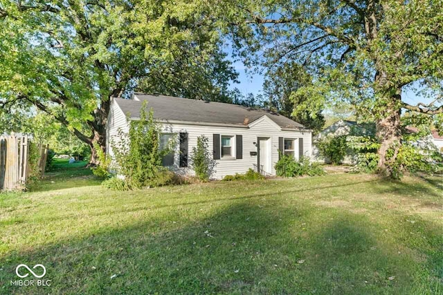 view of front of property with a front yard