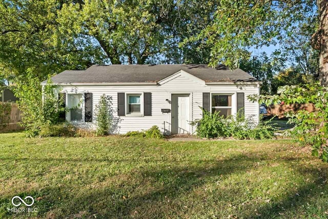 view of front of home featuring a front yard