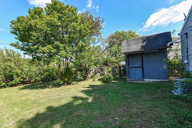 view of yard featuring a storage shed