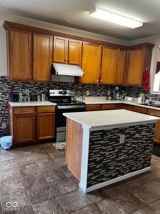 kitchen featuring stainless steel range with electric cooktop, a textured ceiling, sink, and tasteful backsplash