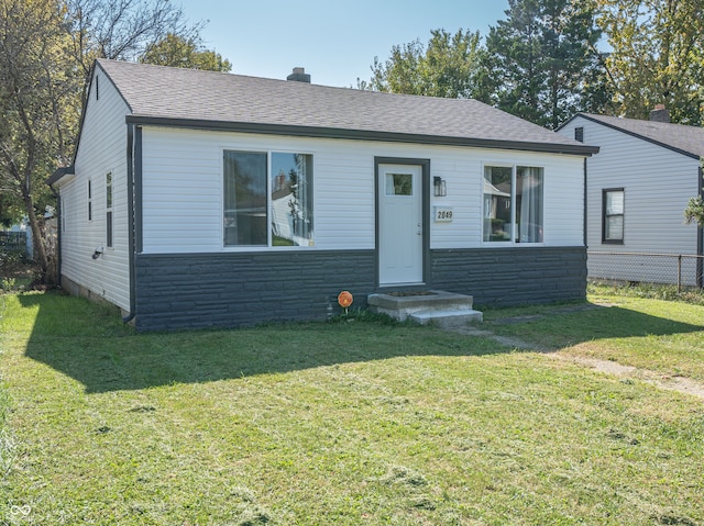 view of front of house featuring a front lawn