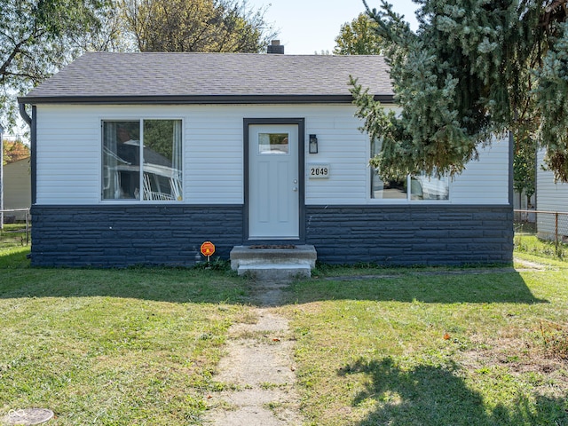 bungalow featuring a front lawn