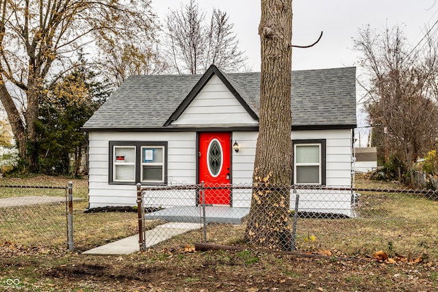 view of front of property featuring a front yard