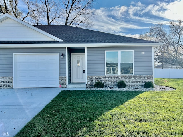 view of front of house featuring a front lawn and a garage